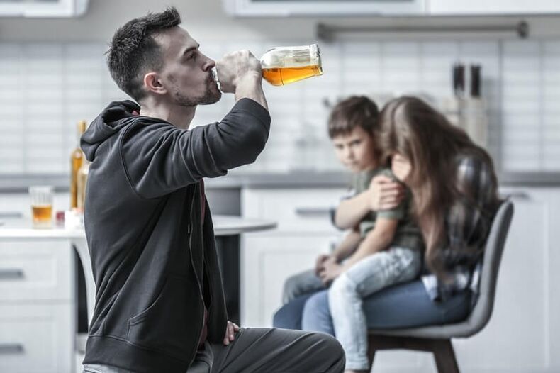 Ένας άντρας πίνει αλκοόλ, πώς να τον βοηθήσει να σταματήσει
